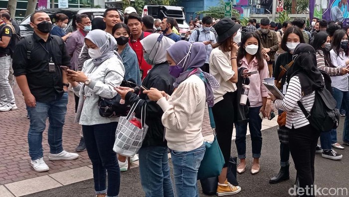 Potret Kepanikan Karyawan Kantor saat Gempa M 6,7 Gempa berkekuatan M 6,7 terjadi di Sumur, Banten dan terasa di Jakarta. Begini kepanikan karyawan perkantoran saat gempa terjadi.