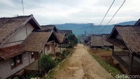 Ada larangan yang secara tidak langsung menjadi aturan dalam mempertahankan adat dan tradisi bagi warga di Kampung Adat Ciptagelar.