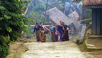 Untuk undang-undang adat berlangsung turun temurun selama beberapa generasi.