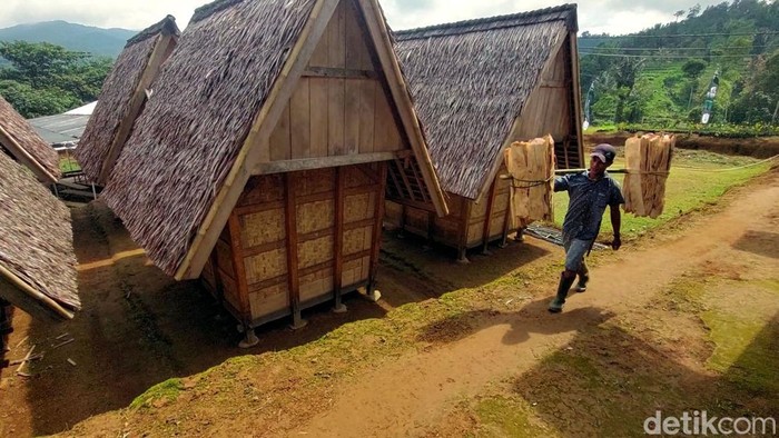 Potret Warga Ciptagelar Merawat Tradisi di Tengah Modernisasi Derasnya arus modernisasi tak membuat warga Kampung Adat Ciptagelar, Sukabumi, melupakan tradisi. Warga masih terus merawat tradisi di kampung itu hingga kini.