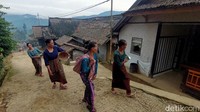 Meski sudah terlihat modernisasi di berbagai sudut perkampungan, televisi, jaringan listrik hingga telepon seluler Kampung Adat Ciptagelar masih kuat mempertahankan tradisi bahkan hingga hari ini, Jumat (14/1/2022).