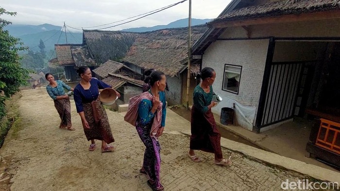 Potret Warga Ciptagelar Merawat Tradisi di Tengah Modernisasi Derasnya arus modernisasi tak membuat warga Kampung Adat Ciptagelar, Sukabumi, melupakan tradisi. Warga masih terus merawat tradisi di kampung itu hingga kini.