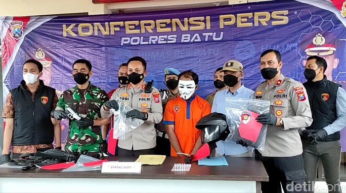 Polisi menangkap pria yang menodongkan pistol di Jalan Raya Pandanrejo, Kota Batu. Ia yakni MS (50) warga Kecamatan Bumiaji.