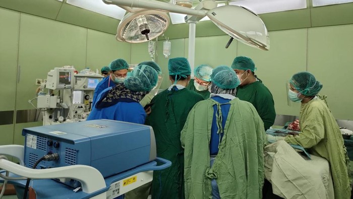 Proses persalinan bayi kembar siam di RS Palembang