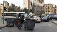 Para pengunjuk rasa menutup jalan raya utama negara itu serta jalan-jalan di dalam kota dan kota, mulai pukul 5 pagi, untuk memprotes harga bahan bakar yang naik pada tingkat yang mengkhawatirkan setelah pemerintah mencabut subsidi, Kamis, (13/1/2022). (AP/Bilal Hussein)