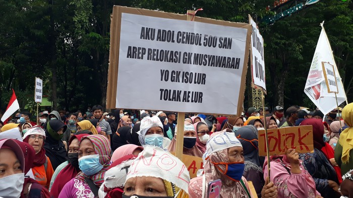 Ratusan pedagang pasar menggelar demo di depan kantor Pemkab Bojonegoro. Demo digelar karena mereka mendengar kabar Bupati Anna Muawanah berencana akan menutup dan merelokasi pasar induk Bojonegoro.