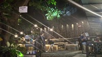 Hiasan lampu taman dan pohon-pohon yang rindang juga menambah kesan sejuk dan nyaman saat bersantap di sini. Menyambangi tempat ini pada malam hari, terlihat banyak pengunjung yang datang bersama keluarganya. Foto: detikcom/Diah Afrilian
