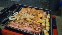 Ada daging ayam dan shortplate yang sudah dimarinasi dengan bumbu yang khas, irisan sosis, setumpuk chikuwa mini, crabstick, potongan dumpling, bawang bombai dan margarin untuk dioleskan di atas wajan pembakar. Ada juga sayuran pendamping yang disediakan. Foto: detikcom/Diah Afrilian