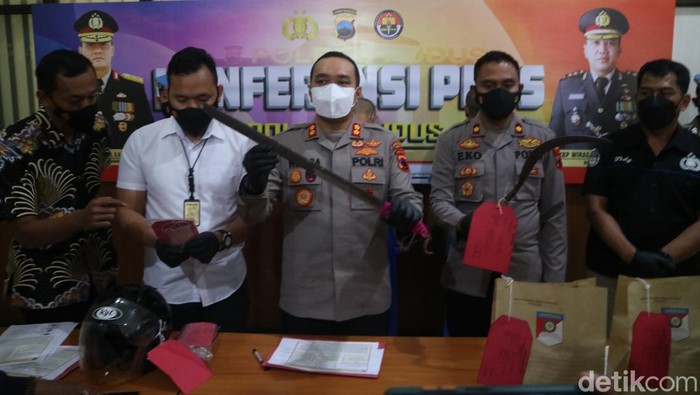 Rilis kasus penangkapan begal di Mapolres Kudus, Jumat (14/1/2022).