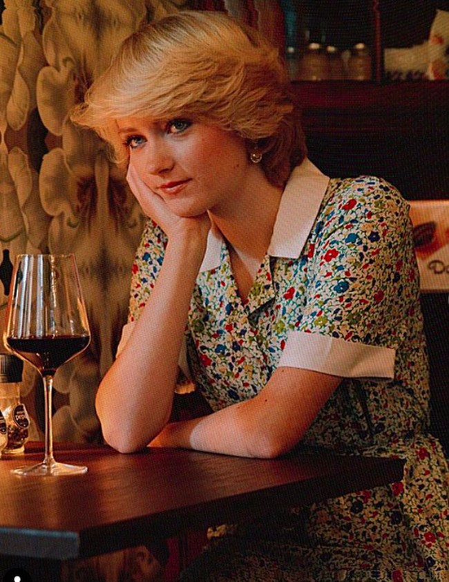 Rose memang telah mengidolai Putri Diana sejak lama. Dia mengatakan bahwa gaya rambutnya itu menjadi tatanan rambut favoritnya sepanjan masa. Foto: dok. Instagram/@rosenoraanna