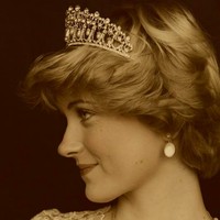 Inilah penampilan Rosa Nora Anna yang mirip dengan Putri Dia. Dalam sebuah pemotretan, wanita asal Inggris itu tampil menggunakan mahkota bak Putri Inggris. Foto: dok. Instagram/@rosenoraanna