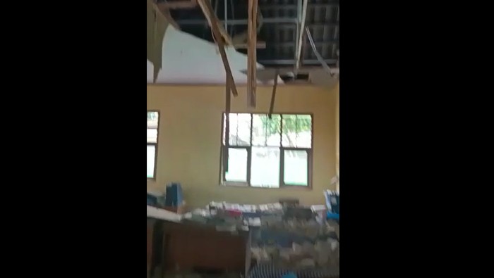 Ruang guru Mts 3 Pandeglang di Cibalung rusak karena gempa
