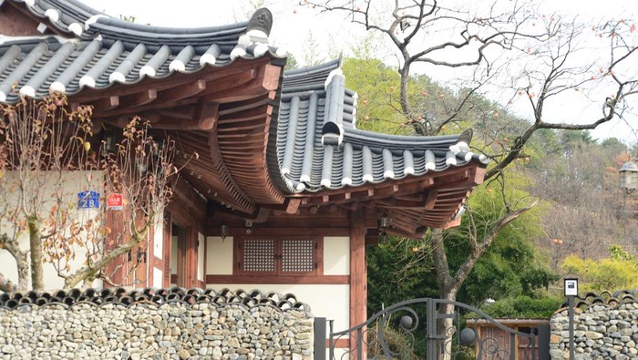 The Korean Traditional Houses with flooring for Cooling and Ondol Structure for Heating.