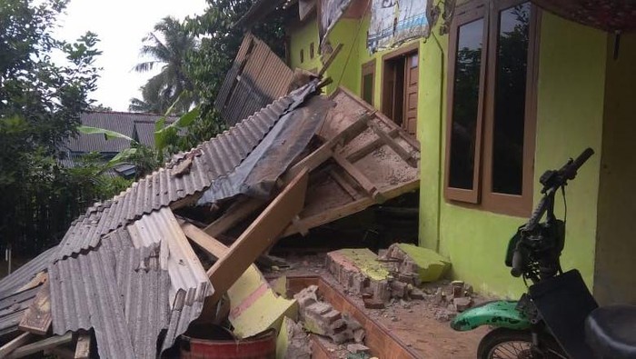 Rumah warga di Pandeglang rusak akibat gempa M 6,6 Rumah warga di Pandeglang rusak akibat gempa M 6,6