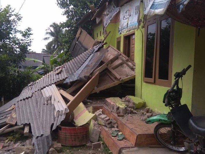 Rumah warga di Pandeglang rusak akibat gempa M 6,6