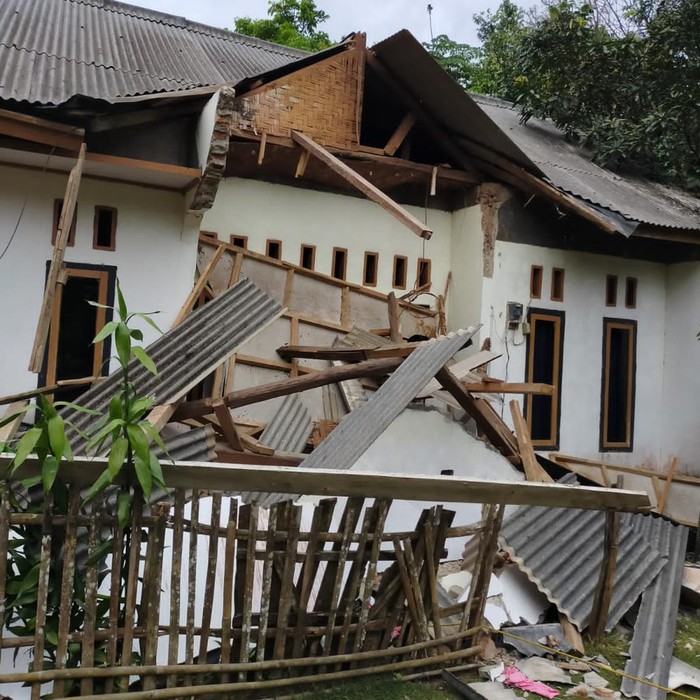 Rumah warga di Pandeglang rusak akibat gempa M 6,6