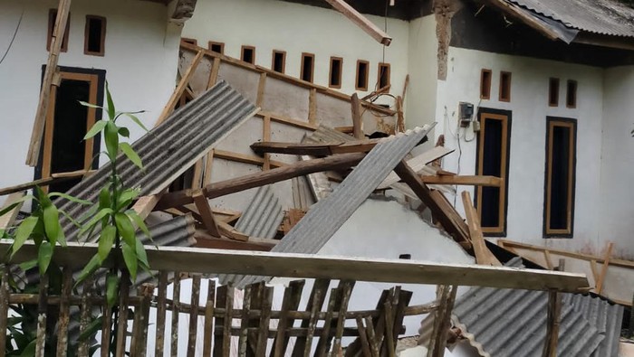 Rumah warga di Pandeglang rusak akibat gempa M 6,6 Rumah warga di Pandeglang rusak akibat gempa M 6,6
