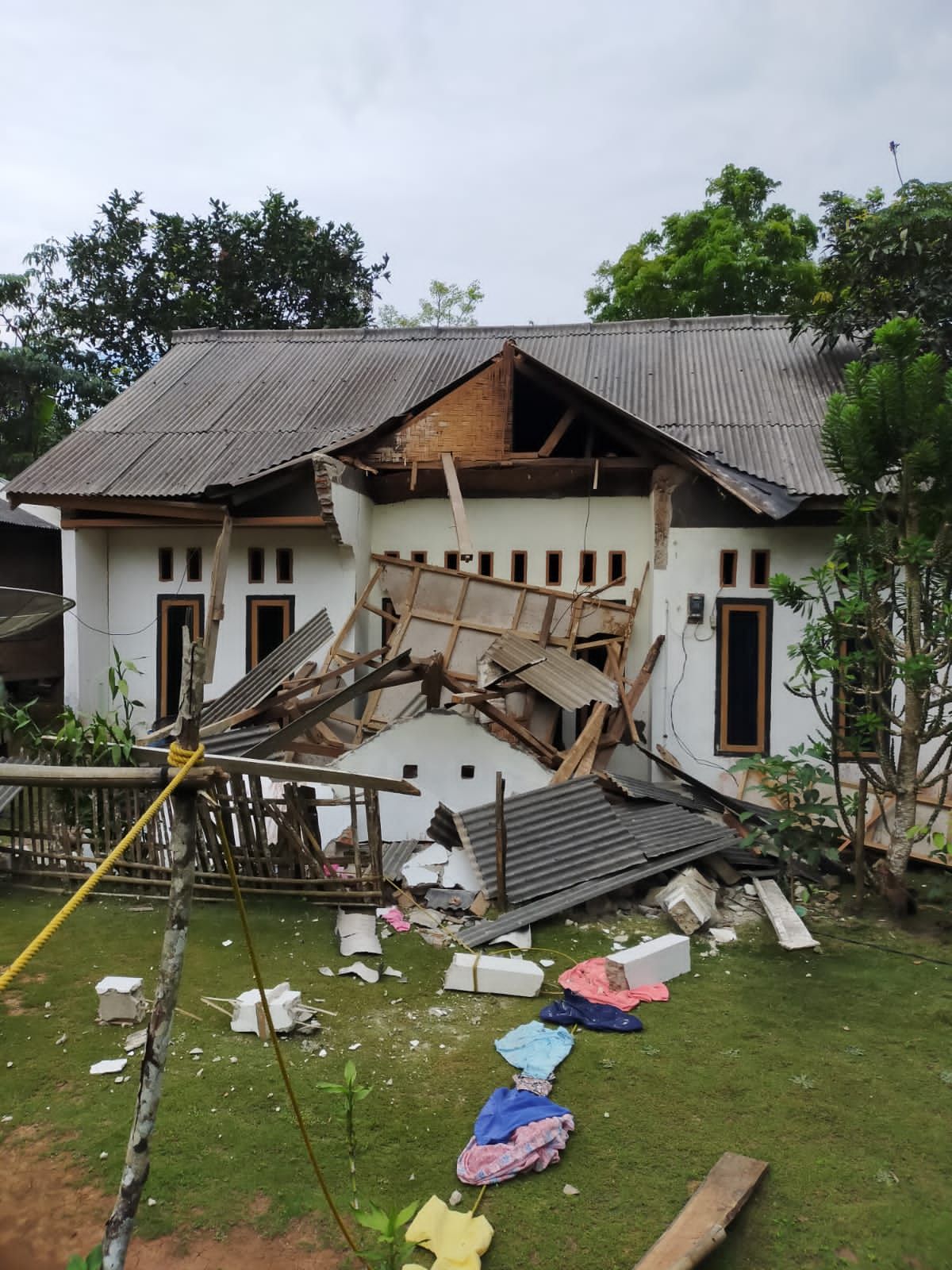 Rumah warga di Pandeglang rusak akibat gempa M 6,6