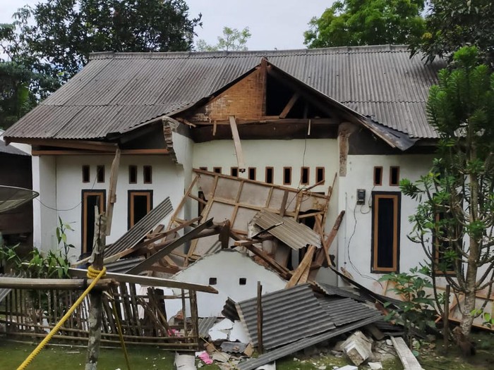 Rumah warga di Pandeglang rusak akibat gempa M 6,6