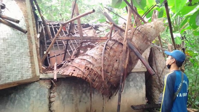 Rumah warga rusak diterjang angin puting beliung
