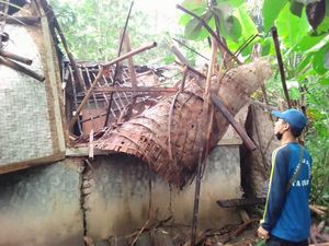 Diterjang Angin Puting Beliung, 29 Rumah di Ciamis Rusak