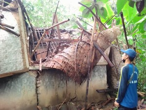 Diterjang Angin Puting Beliung, 29 Rumah di Ciamis Rusak