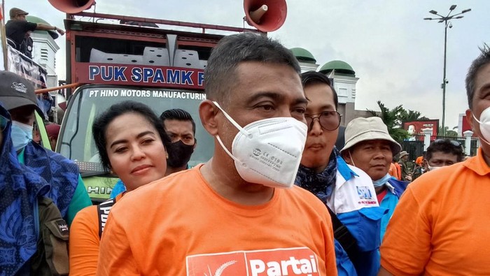 Presiden KSPI Said Iqbal saat berunjuk rasa di depan gedung DPR, Jl Jenderal Gatot Subroto, Jakarta, Jumat (14/1/2022).