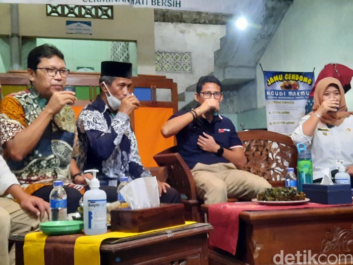 Sandiaga Uno minum jamu