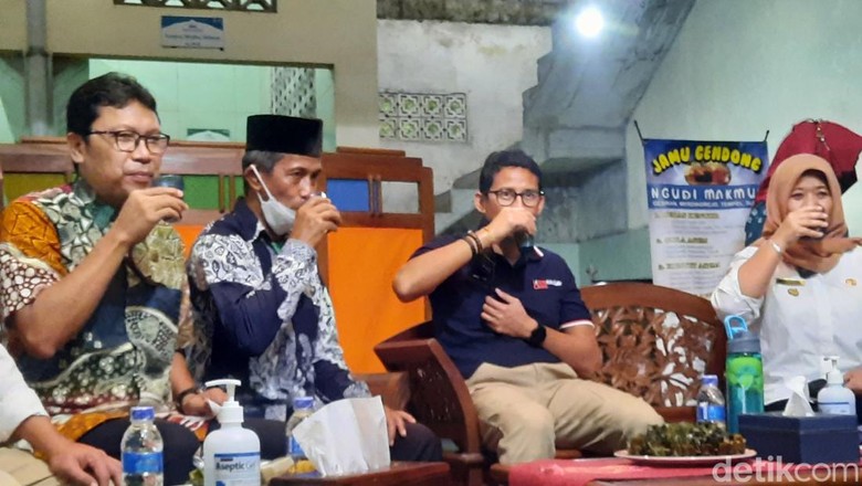 Sandiaga Uno minum jamu Sandiaga Uno minum jamu