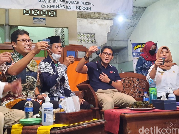 Sandiaga Uno minum jamu