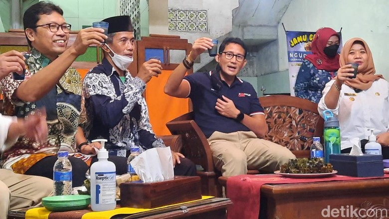 Sandiaga Uno minum jamu Sandiaga Uno minum jamu