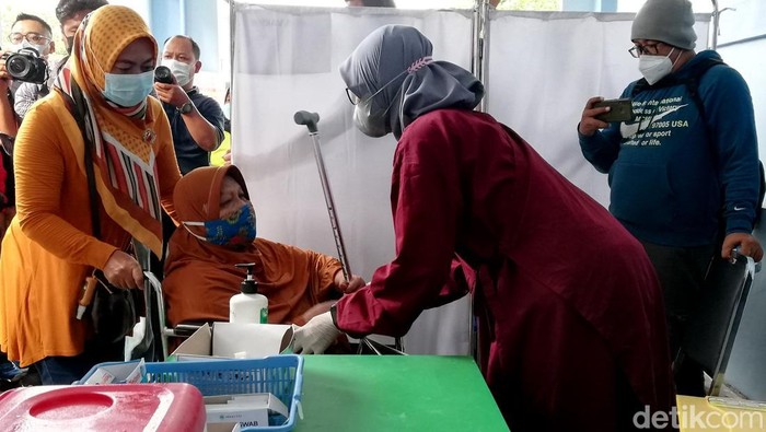 Sasar Lansia, Vaksinasi Booster Mulai Digelar di Solo Solo mulai gelar vaksinasi booster atau vaksin COVID-19 dosis ketiga untuk warga lansia. Wali Kota Solo Gibran Rakabuming Raka turut meninjau jalannya vaksinasi