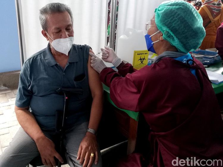Sasar Lansia, Vaksinasi Booster Mulai Digelar di Solo