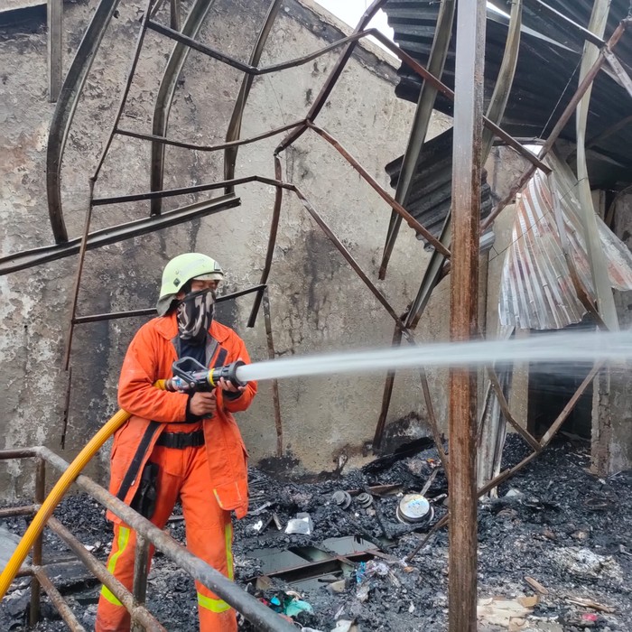 Sebuah rumah tinggal di wilayah Kapuk Muara, Penjaringan, Jakut terbakar. Kebakaran diduga akibat korsleting listrik. (Twitter @humasjakfire)