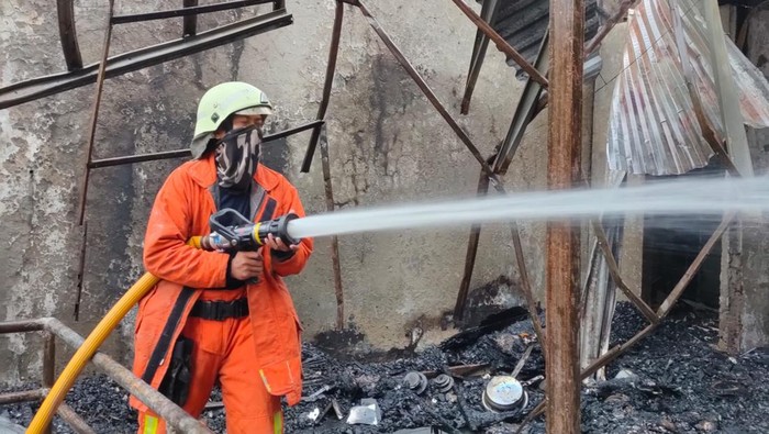 Sebuah rumah tinggal di wilayah Kapuk Muara, Penjaringan, Jakut terbakar. Kebakaran diduga akibat korsleting listrik. (Twitter @humasjakfire)
