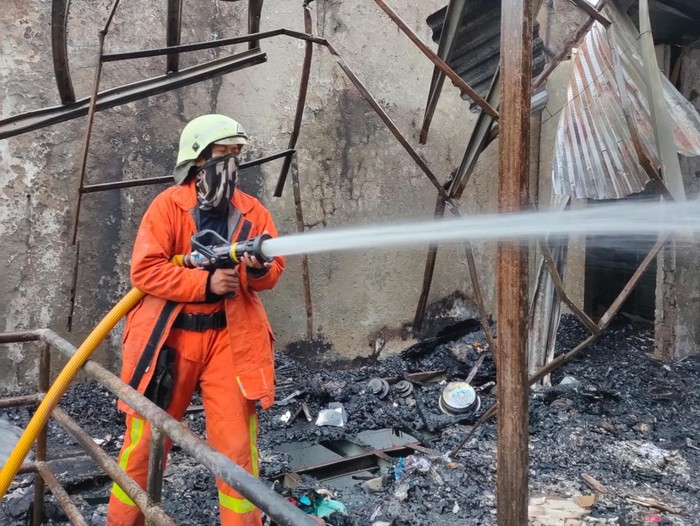 Sebuah rumah tinggal di wilayah Kapuk Muara, Penjaringan, Jakut terbakar. Kebakaran diduga akibat korsleting listrik. (Twitter @humasjakfire)