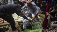 Kemudian kepala kerbau bulo tersebut dikubur.