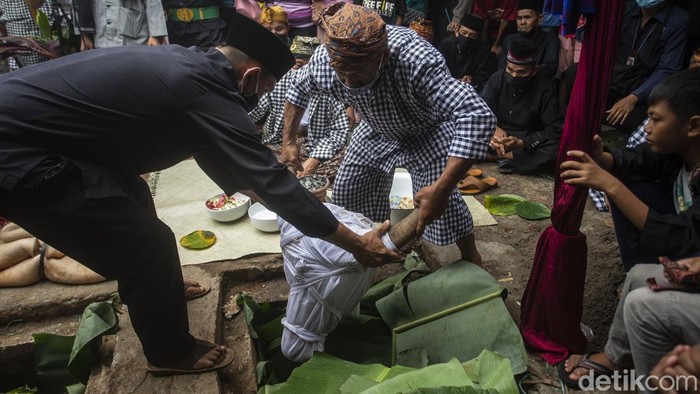 Paguyuban Kranggan, Kecamatan Jatisampurna, Kota Bekasi, mengadakan kegiatan sedekah bumi (Babaritan). Salah satunya, mereka mengarak kepala kerbau bule.