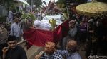 Sedekah Bumi Arak Kerbau Bule di Bekasi