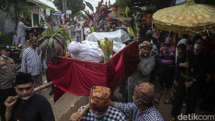 Paguyuban Kranggan, Kecamatan Jatisampurna, Kota Bekasi, mengadakan kegiatan sedekah bumi (Babaritan). Salah satunya, mereka mengarak kepala kerbau bule.