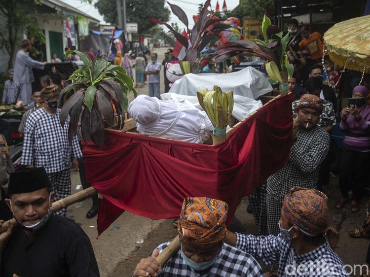 Sedekah Bumi Arak Kerbau Bule di Bekasi