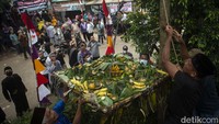 Babaritan sendiri memiliki arti dan makna suatu bentuk rasa syukur kepada sang pencipta, dengan bersedekah makan-makanan khas daerah kepada masyarakat sekitar.