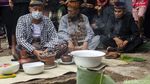 Sedekah Bumi Arak Kerbau Bule di Bekasi