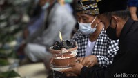 Warga juga menyalakan dupa.