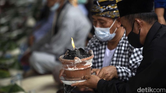 Paguyuban Kranggan, Kecamatan Jatisampurna, Kota Bekasi, mengadakan kegiatan sedekah bumi (Babaritan). Salah satunya, mereka mengarak kepala kerbau bule.