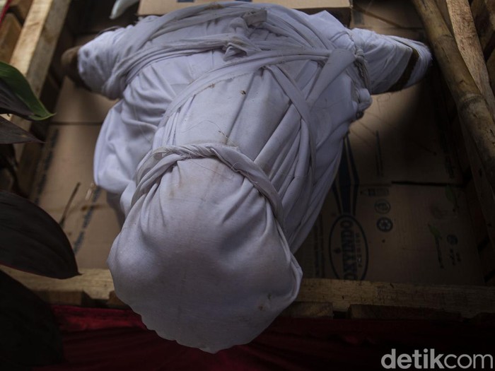 Paguyuban Kranggan, Kecamatan Jatisampurna, Kota Bekasi, mengadakan kegiatan sedekah bumi (Babaritan). Salah satunya, mereka mengarak kepala kerbau bule.