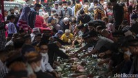 Warga Kranggan gelar kegiatan sedekah bumi (Babaritan) di Rumah Adat Keranggan di Jalan SMA Yadika Kelurahan Jatirangga, Kecamatan Jatisampurna, Kota Bekasi.