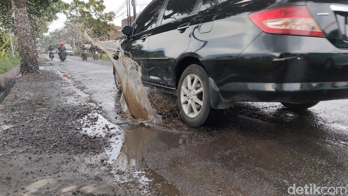 Sejumlah ruas jalan protokol di Garut berlubang dan rusak akibat tergerus air hujan. Beberapa di antaranya merupakan jalanan akses menuju ke kawasan wisata.