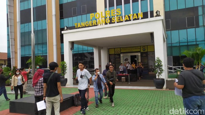 Sejumlah warga berhamburan di Mapolres Tangsel