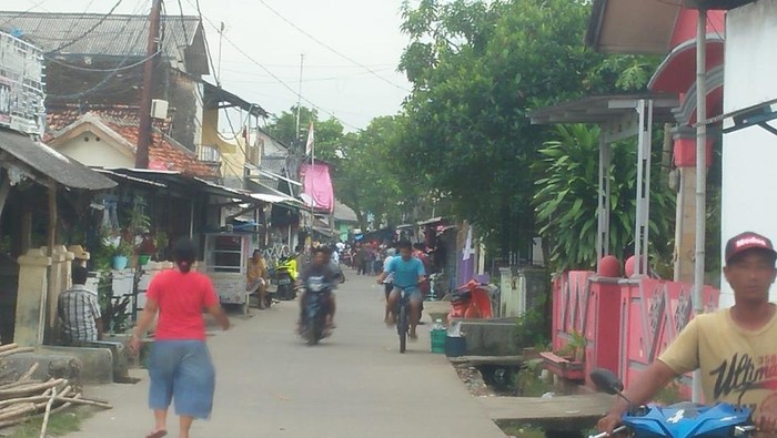 Sejumlah warga berhamburan saat gempa